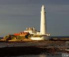 El faro de St. Mary ubicado en la pequeña isla de St Mary, Inglaterra