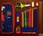 Un estuche para la escuela y parte del material escolar necesario