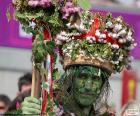 Un hombre disfrazado de planta, pintado de color verde para celebrar el Carnaval