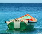 Barca de pescadores anclada en el mar y llena de redes de pesca 