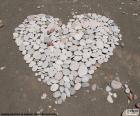 Gran corazón realizado con pequeñas piedras, el símbolo del amor