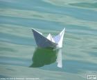 Un barco de papel navegando en el agua, para pasar un buen rato jugando en la piscina, balsa, o en la bañera