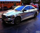 Impresionante automóvil Mercedes-Benz de color cromado