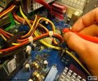 Tecnico realizando la reparación de una computadora