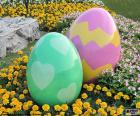 Dos grandes huevos de Pascua decorados en el jardín
