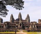 El Templo de Angkor Wat, es el templo hinduista más grande y también el mejor conservado de Angkor, Camboya