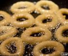 Preparando unos deliciosos y crujientes aros de cebolla
