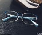 Las gafas pueden ser consideradas un complemento de moda. Gafas azules