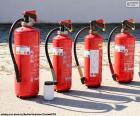 Los extintores son elementos portátiles utilizados para apagar pequeños incendios
