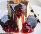 Una porción de un riquísimo pastel de queso con salsa de frutos rojos