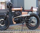 Una motocicleta personalizada, el dueño a diseñado diferentes partes en cobre