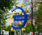 Escultura del logo del Banco Central Europeo, Frankfurt, Alemania