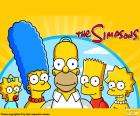 Los cinco miembros de la familia Simpson, Homer Simpson y Marge Bouvier y sus tres hijos Bart,Lisa y Maggie