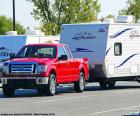 Pickup roja con caravana