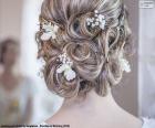 Un bonito peinado de novia con flores blancas