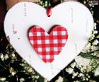 Dos corazones, uno mayor de color blanco y otro mas pequeño dentro