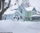 Dos casas cubiertas de nieve tras una gran nevada