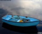 Un bote azul con los remos dentro