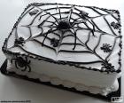 Un delicioso y terrorífico pastel de halloween, con una decoración de tela de araña y varias arañas