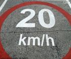 Señal pintada en el asfalto, zona limitada a 20 km/h para mejorar la coexistencia entre peatones y vehículos