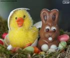Dos figuras de Pascua, un pollito junto a su amigo el conejito