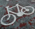 Bicicleta pintada en el pavimento, indica que el espacio está reservado para el uso de la bicicleta