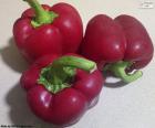 Tres pimientos rojos, suelen añadirse a muchos platos