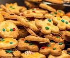 Surtido de galletas decoradas para celebrar la Navidad