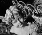 Una estatua en un jardín de Cupido con un pájaro en la mano
