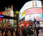 Piccadilly Circus es una intersección de calles y un espacio público del West End de Londres, en la Ciudad de Westminster