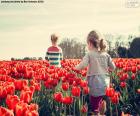 Niñas entre tulipanes