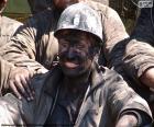 Un minero sonriente durante un descanso. El minero es la persona que se encarga de excavar minas para extraer minerales