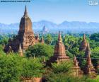 El área arqueológica de Bagan, situada a la orilla del río Irawadi, está salpicada por más de 2000 templos, pagodas, estructuras religiosas, Myanmar