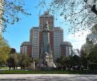 La plaza de España es una plaza ajardinada situada en el casco histórico de Madrid