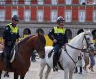 Dos agentes del escuadrón de caballería de la Policía Municipal de Madrid