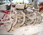 Bicicletas cubiertas de nieve en un día de invierno