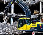 Excavadora en una demolición
