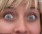 Cara de una chica con unos bonitos ojos de color gris claro