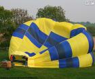 Dos personas preparando el globo aerostático para un vuelo