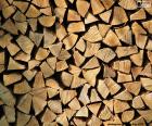 Madera cortada y almacenada preparada para el frió invierno