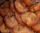 Los buñuelos de viento son bolas de masa elaboradas con harina de trigo, manteca y huevos, posteriormente fritos en aceite caliente