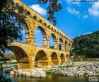 El puente del Gard es un acueducto romano situado junto al pueblo de Remoulins, Gard, Francia