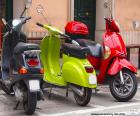 Tres scooters aparcadas en la calle, creadas principalmente para uso urbano