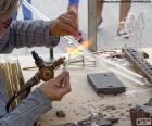 Vidriero trabajando. Artesano realizando figuras de vidrio