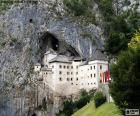 El Castillo de Predjama es un castillo construido dentro de la boca de una cueva en el sudoeste de Eslovenia