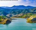 Bonito paisaje de la presa de Kalavasos, al fondo la cordillera Troodhos, Chipre