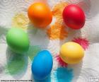 Cinco huevos pintados