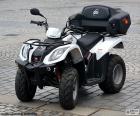 Un cuatrimoto o quad es un vehículo de cuatro ruedas parecido a una motocicleta