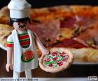 Un cocinero italiano cocinando una riquísima pizza de Playmobil