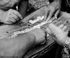 Varios hombres jugando una partida de dominó